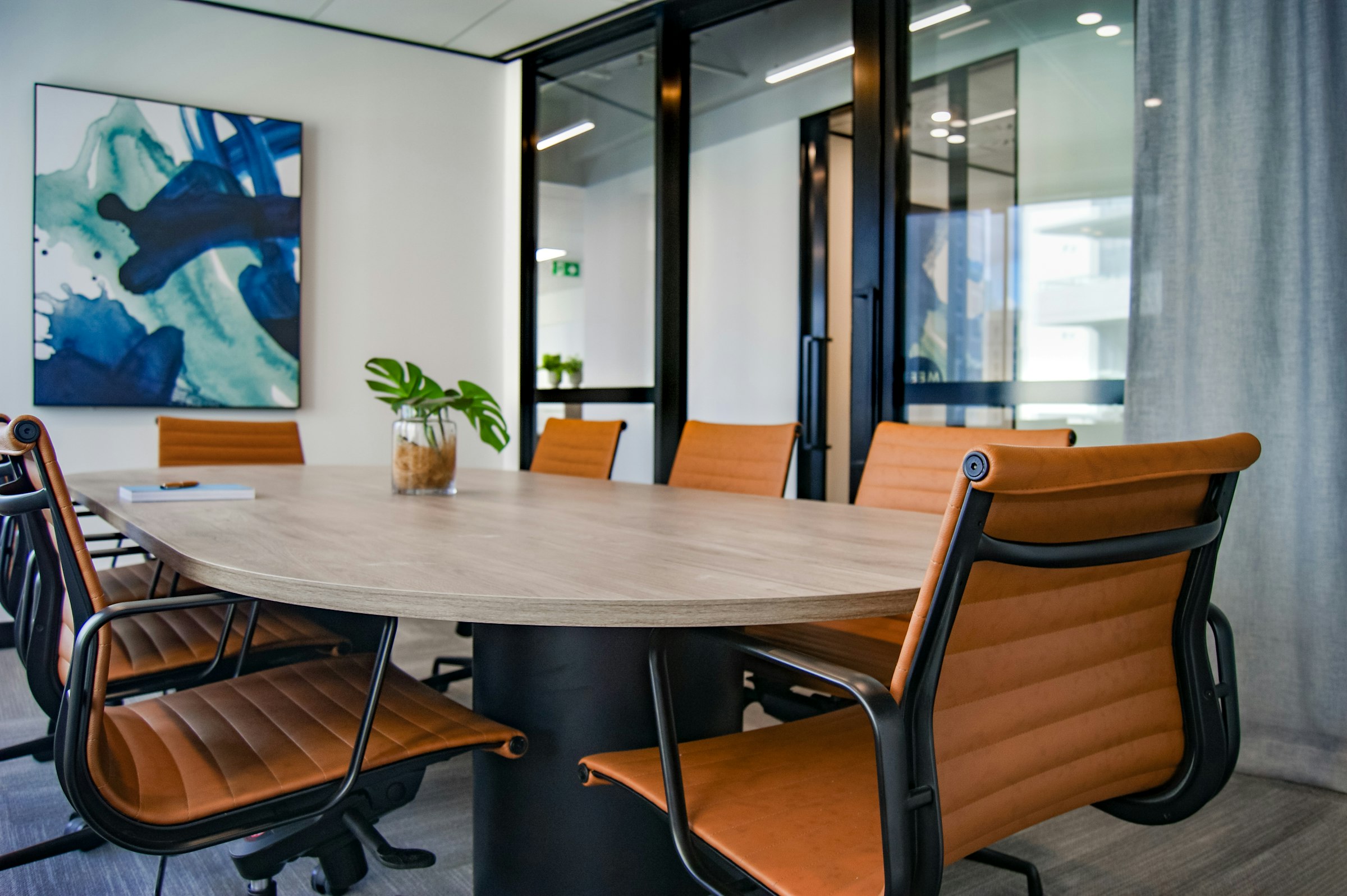 Büro mit Besprechungstisch