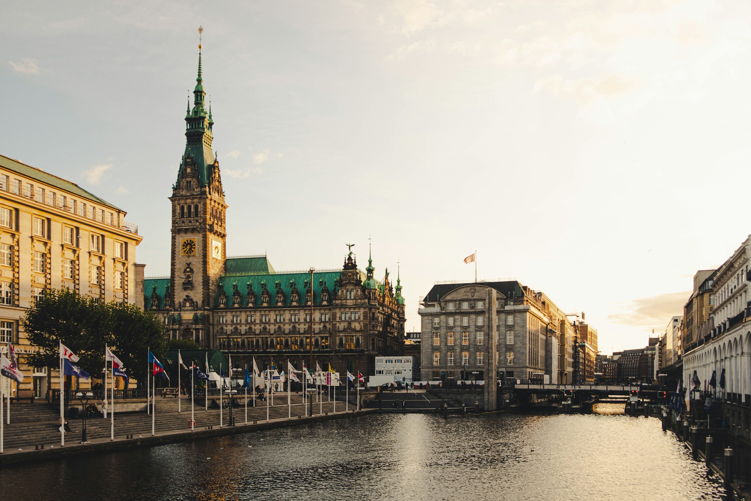 Hamburger Rathaus an der Alster